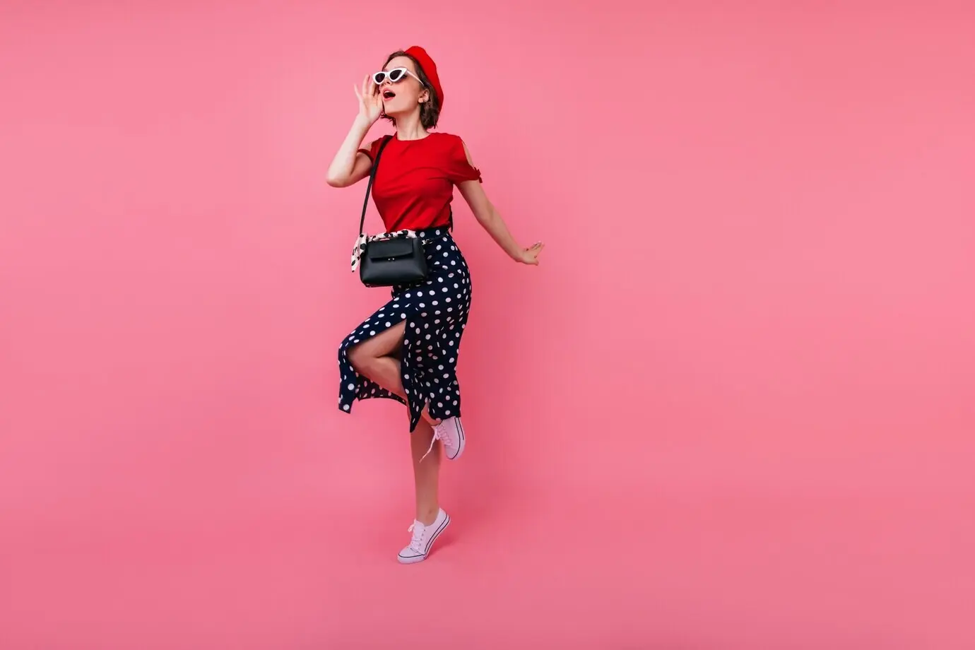 Ganzkörperaufnahme einer optimistischen Frau, die genießt. Innenporträt eines reizenden französischen Mädchens mit trendigem Barett.