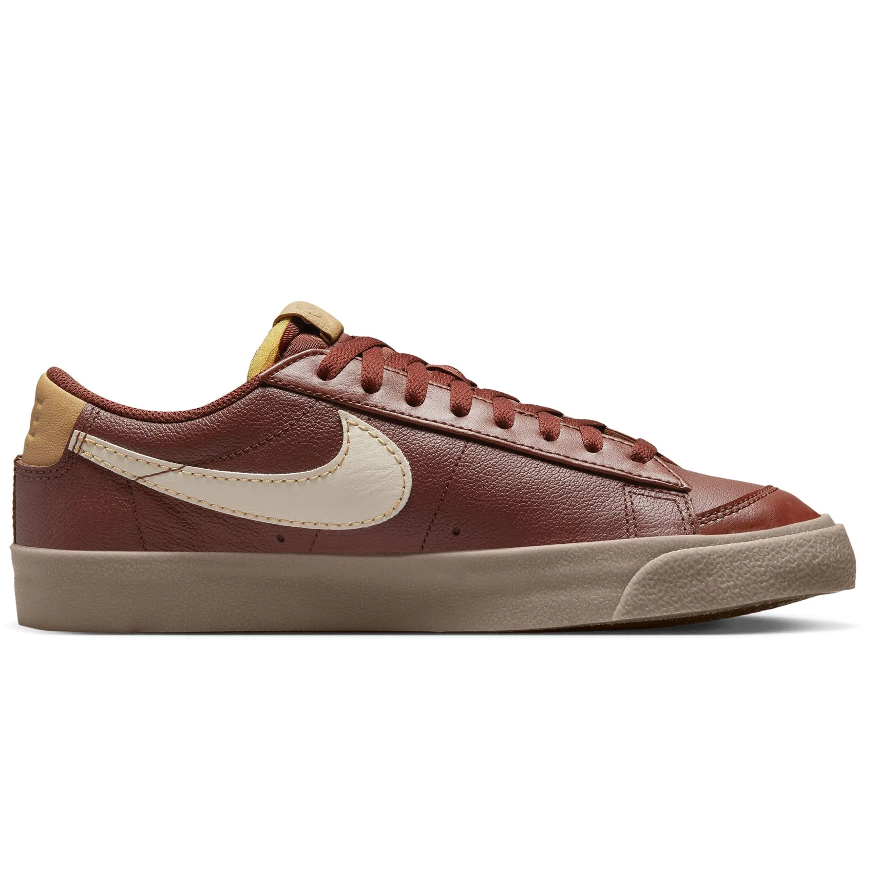 Zapatillas Nike Hombre Urbanas Blazer Low '77 EMB | DQ7670-200